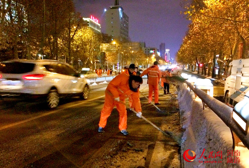 第二轮强降雪来袭!郑州市政人连夜保通