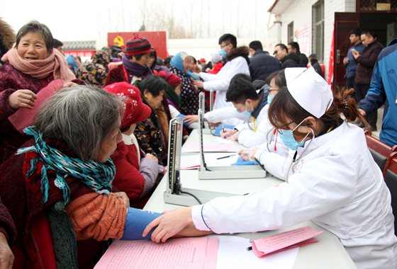 郑州工业应用技术学院师生到尉氏县邢庄乡水黄