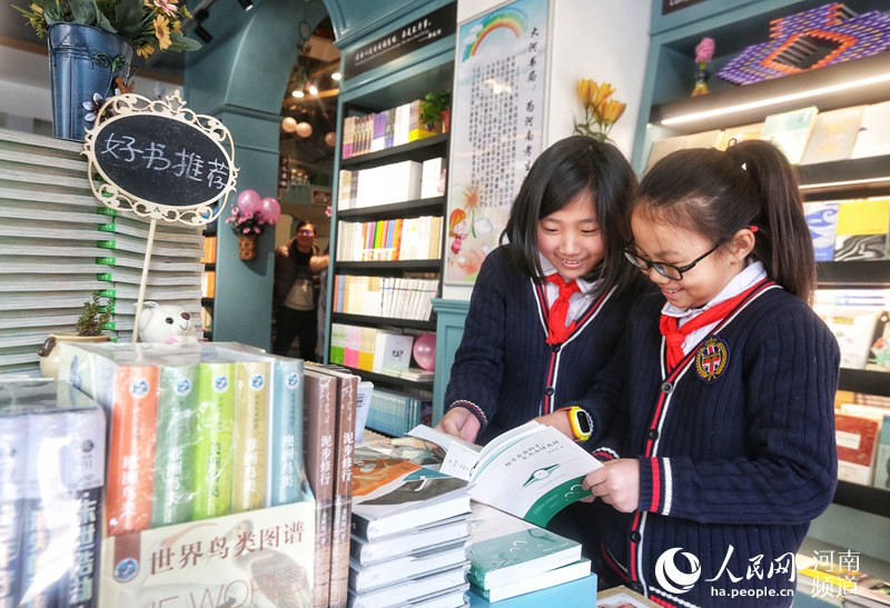 河南首家校园阅读中心启用 2万册图书免费读