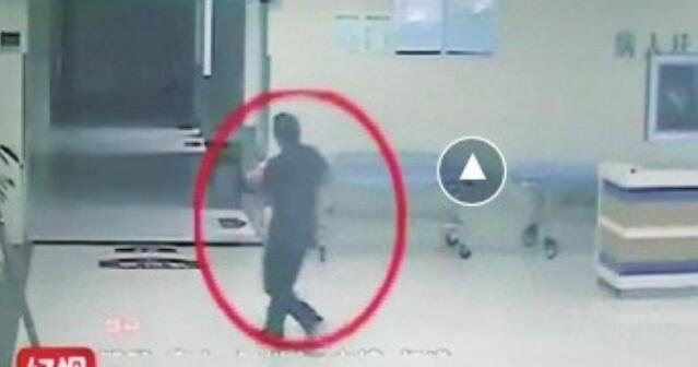 段景華抱著女孩跑進醫院視頻截圖