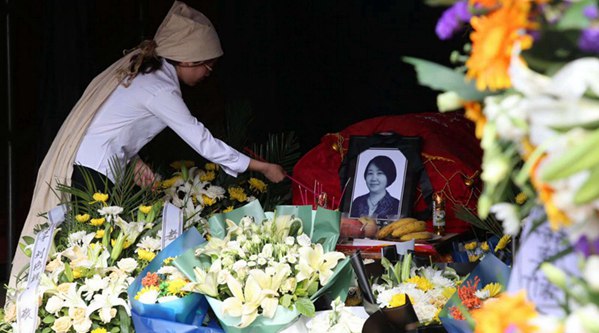 李芳老師的女兒代雨辰守在靈前