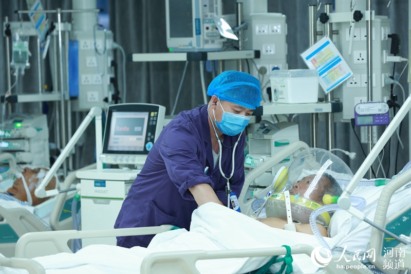 劉奇，從事重症及急診工作7個年頭，參與搶救急危重患者近3000例。