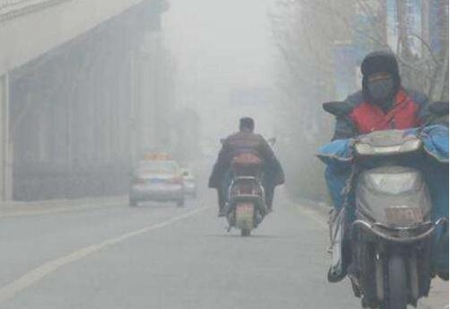 又一轮雾霾天气来了！11月11日，记者从河南省环境监测中心了解到，未来4天，河南多地将出现污染天气，其中安阳、三门峡等地有重污染。11月10日起，济源、三门峡、郑州等地陆续启动重污染天气黄色预警。11月11日，郑州出现轻度污染。而在接下来的几天，全省空气质量形势依然不容乐观。根据河南省环境监测中心，12日，全省早间大部分区域高湿有雾，预计驻马店、信阳为良或轻度污染，安阳、三门峡为中度或重度污染，其他地区为轻度或中度污染。 【详细】