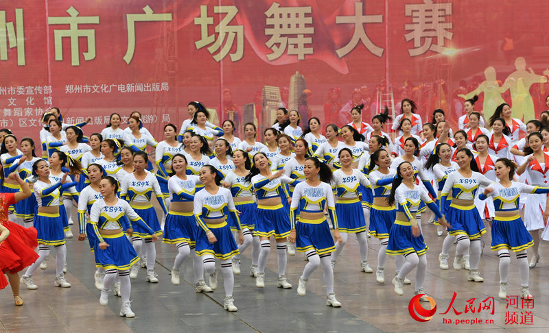 郑州：千名文化志愿者冬日共跳“赞赞新时代”