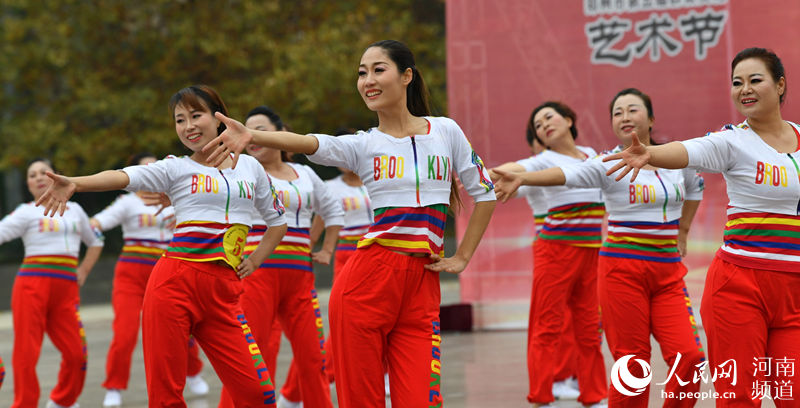 郑州：千名文化志愿者冬日共跳“赞赞新时代”