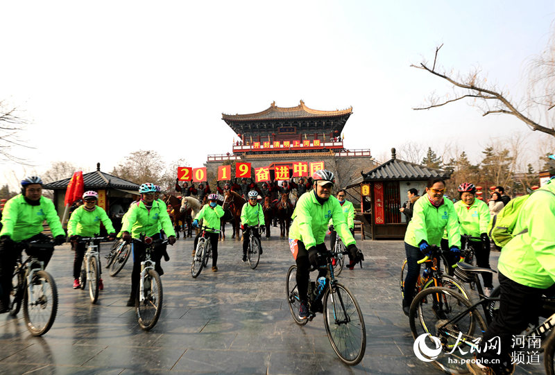 河南开封：“骑”开得胜 市民骑行巡游迎新年
