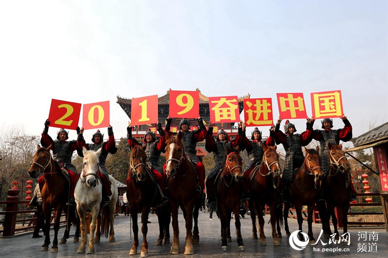 河南开封：“骑”开得胜 市民骑行巡游迎新年