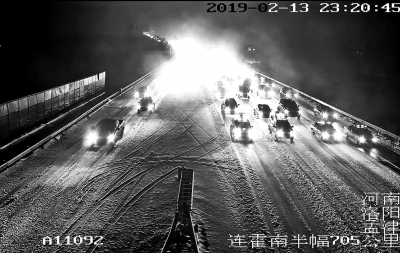 雪夜 高速路警护送数千滞留车辆过境