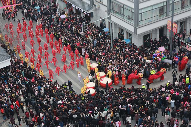 栾川万人起舞闹元宵，全城唱响《我和我的祖国》