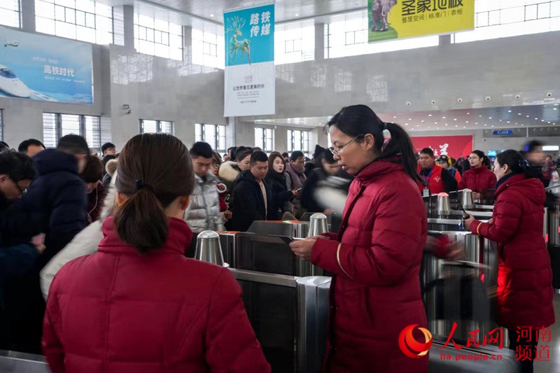 郑州铁路局迎来春运高峰 24日预计发送旅客61万人