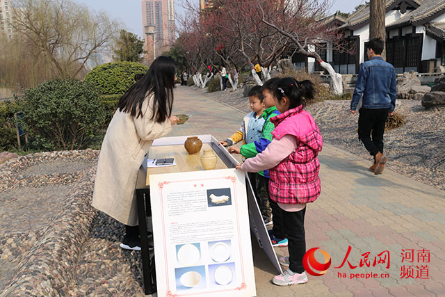 让“文物活起来” 郑州民间博物馆走进公园 传播中华文明