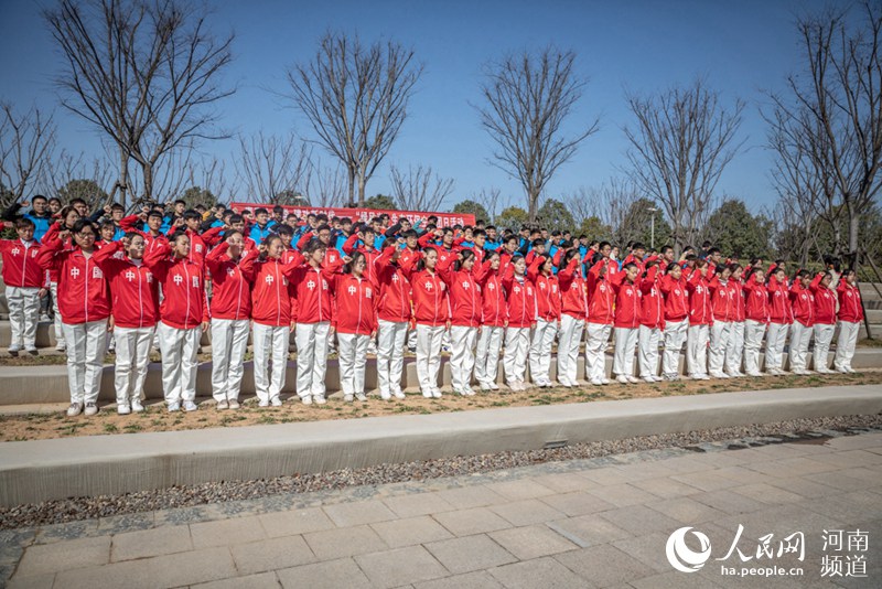 河南举行绿风尚主题团日活动 植树2000余株