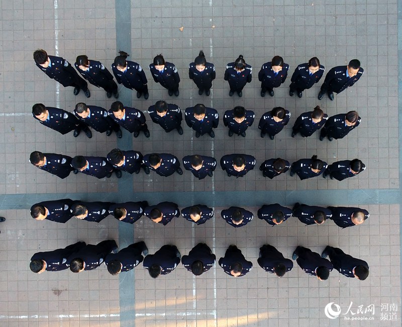 郑州警方街头大练兵 市民夸赞：“有你们在很温暖”