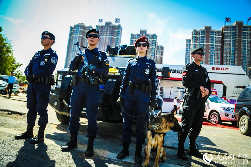郑州警方街头大练兵 市民夸赞：“有你们在很温暖”