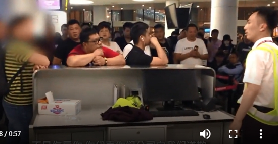 通报！郑州机场警方:未发生服务人员下跪和强迫下跪行为