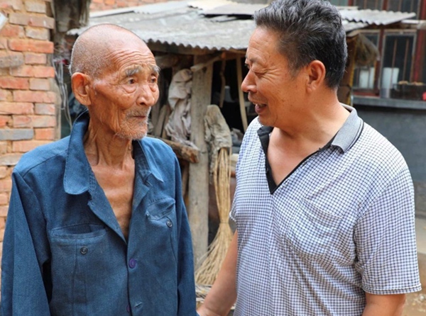 89岁高龄独居老人 紧握泥土向阳而生