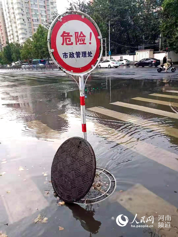 有才！郑州一城管发明“暴雨顶不飞、冲不跑”的窨井盖