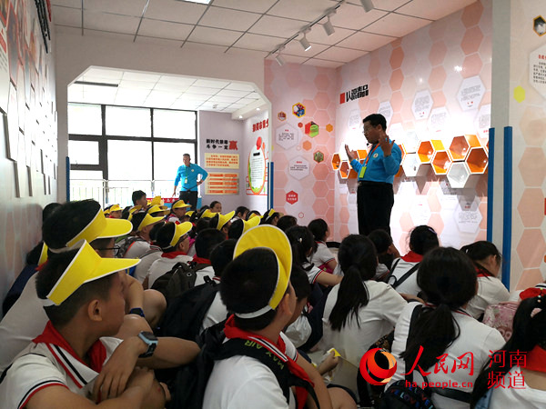 开学第一课：郑州万名小学生接受禁毒教育