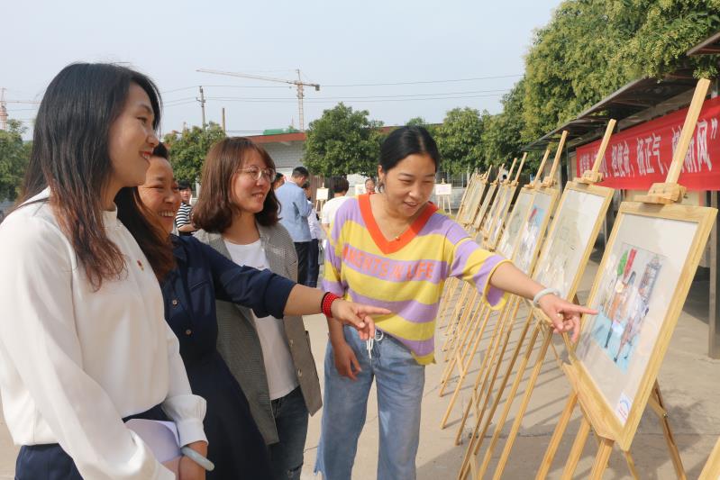 郑州上街区一学校举行“庆祝新中国成立70周年”绘画作品展巡展