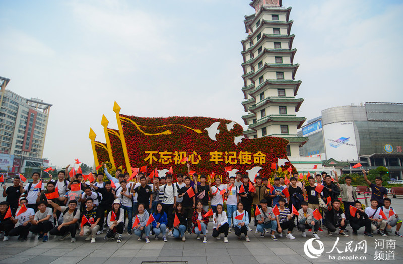郑州节日气氛浓：国旗飘飘迎国庆 群众欢喜靓街头
