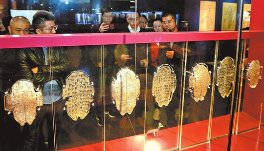 游客在殷墟博物館觀看甲骨文展品。鄧放 攝