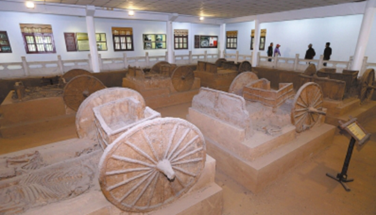 游客在殷墟博物館參觀車馬坑