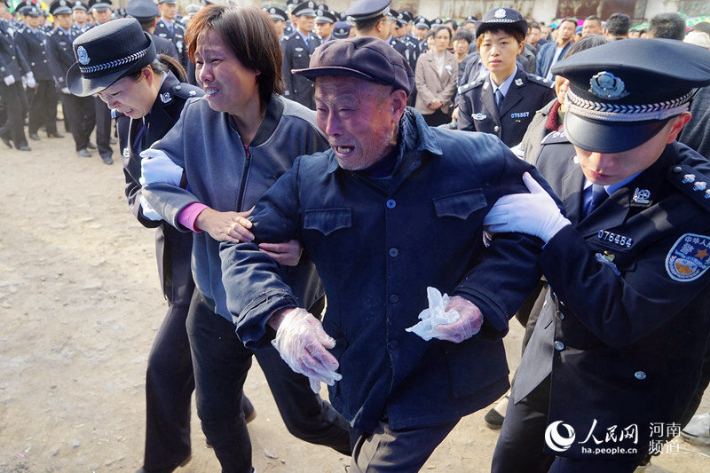 “好警察”王维平因公牺牲 3000余名警民含泪送别