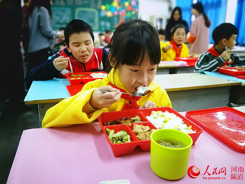 解决“午餐难” 郑州又有6所小学吃上营养午餐