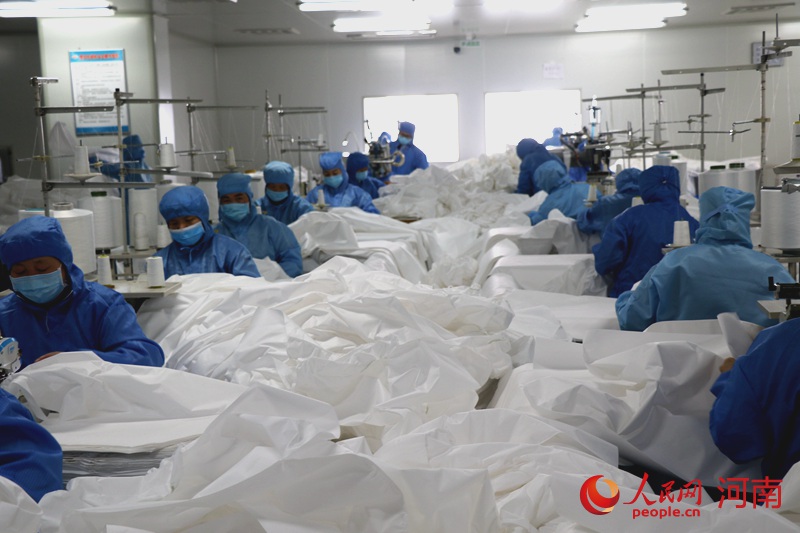 给力！日产防护服2.5万件 河南企业强力推进医疗物资生产