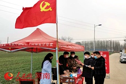 田间地头旗帜            关键时刻，党员干部就要靠前站！在疫情防控一线每名共产党员就是一面旗帜！