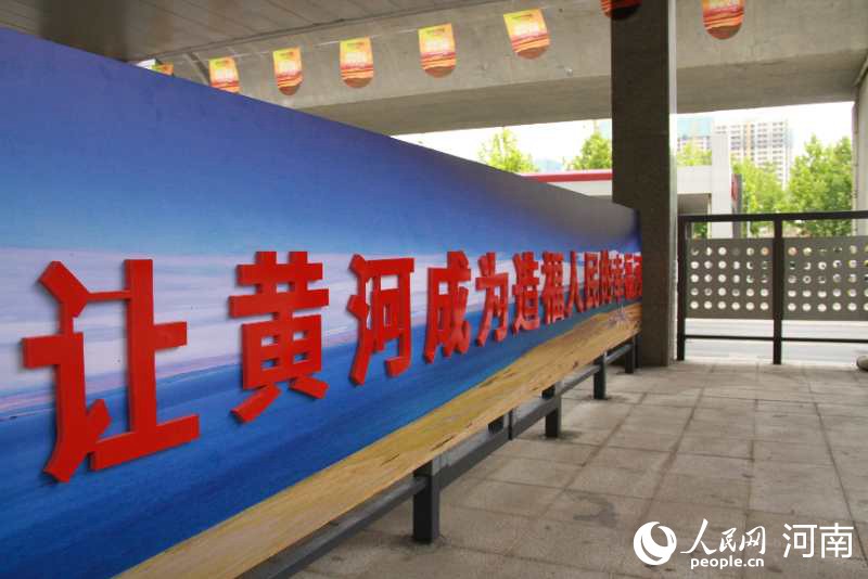 郑州：BRT站台变身黄河文化长廊