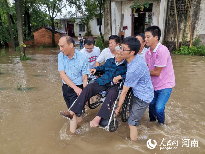 信阳多地洪涝群众被困 各方协力救援显真情