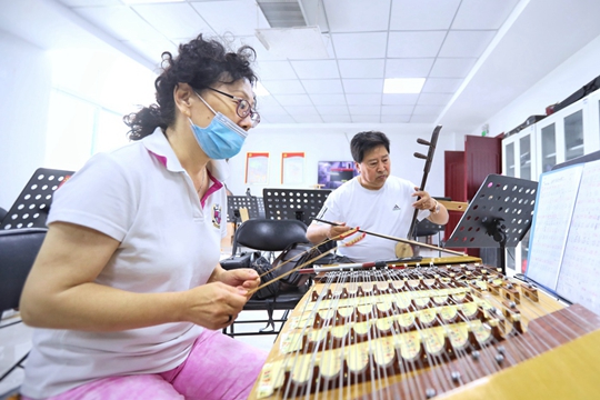 在郑州市上街区颐苑社区，退休老人在演奏乐器。