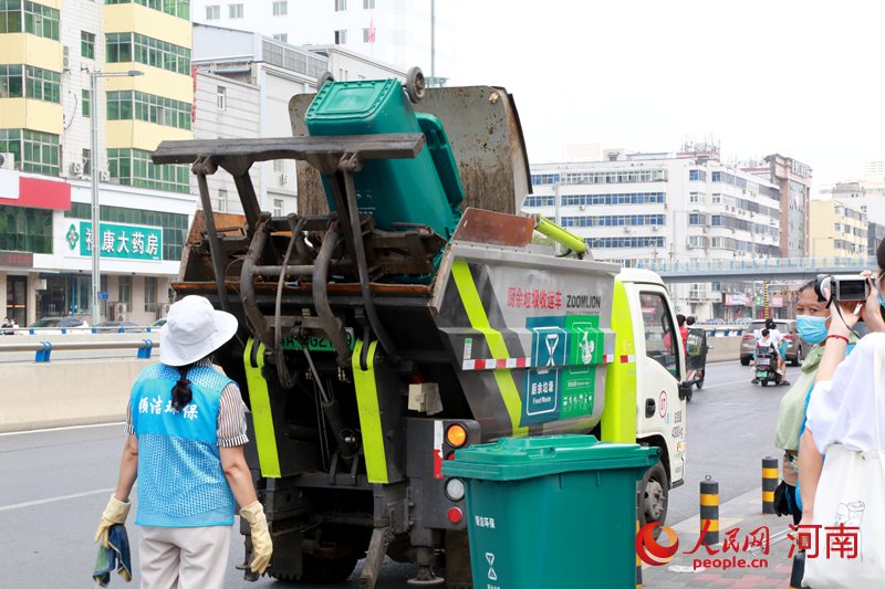 郑州垃圾分类：“循环公交垃圾车”带走厨余的“味道”