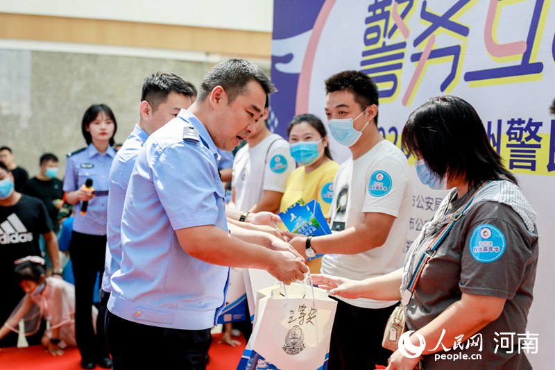 “河南首届警务互动集市”昨日在郑州举办