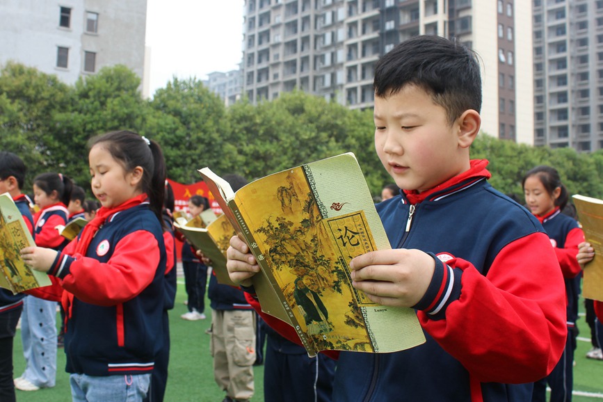 4月22日，河南省平頂山市寶豐縣山河路小學學生在誦讀國學經典《論語》。何五昌攝