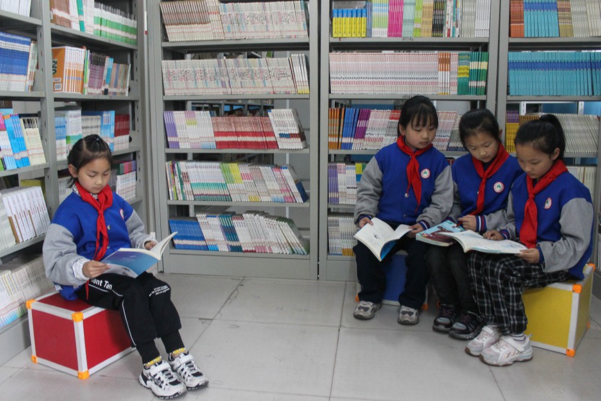 4月22日，學生在河南省平頂山市寶豐縣山河路小學圖書館閱讀書籍。 楊朝樂攝 