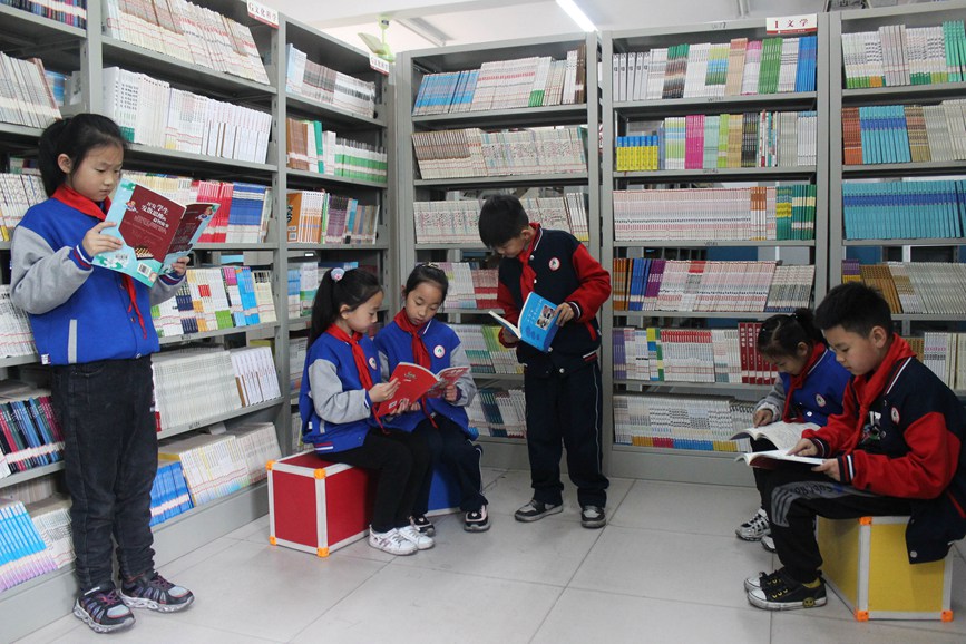 4月22日，學生在河南省平頂山市寶豐縣山河路小學圖書館閱讀書籍。 楊朝樂攝