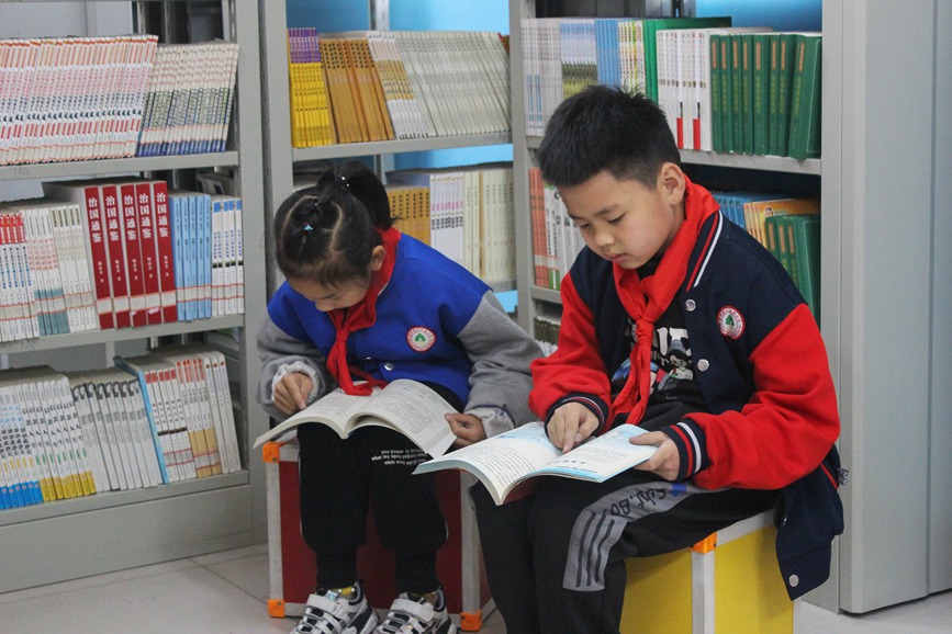 4月22日，學生在河南省平頂山市寶豐縣山河路小學圖書館閱讀書籍。 楊朝樂攝 