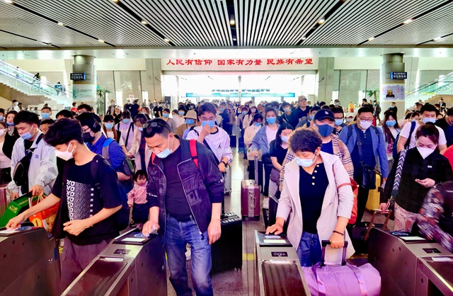 铁路迎返程高峰 郑州预计发送旅客72.5万人