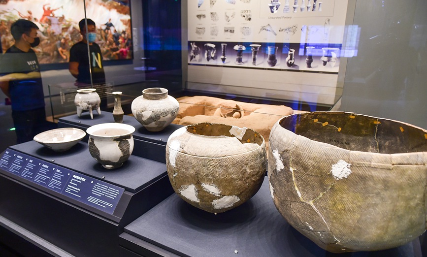 2021年5月9日，参观者在河南洛阳二里头夏都遗址博物馆内欣赏展品。 黄政伟摄
