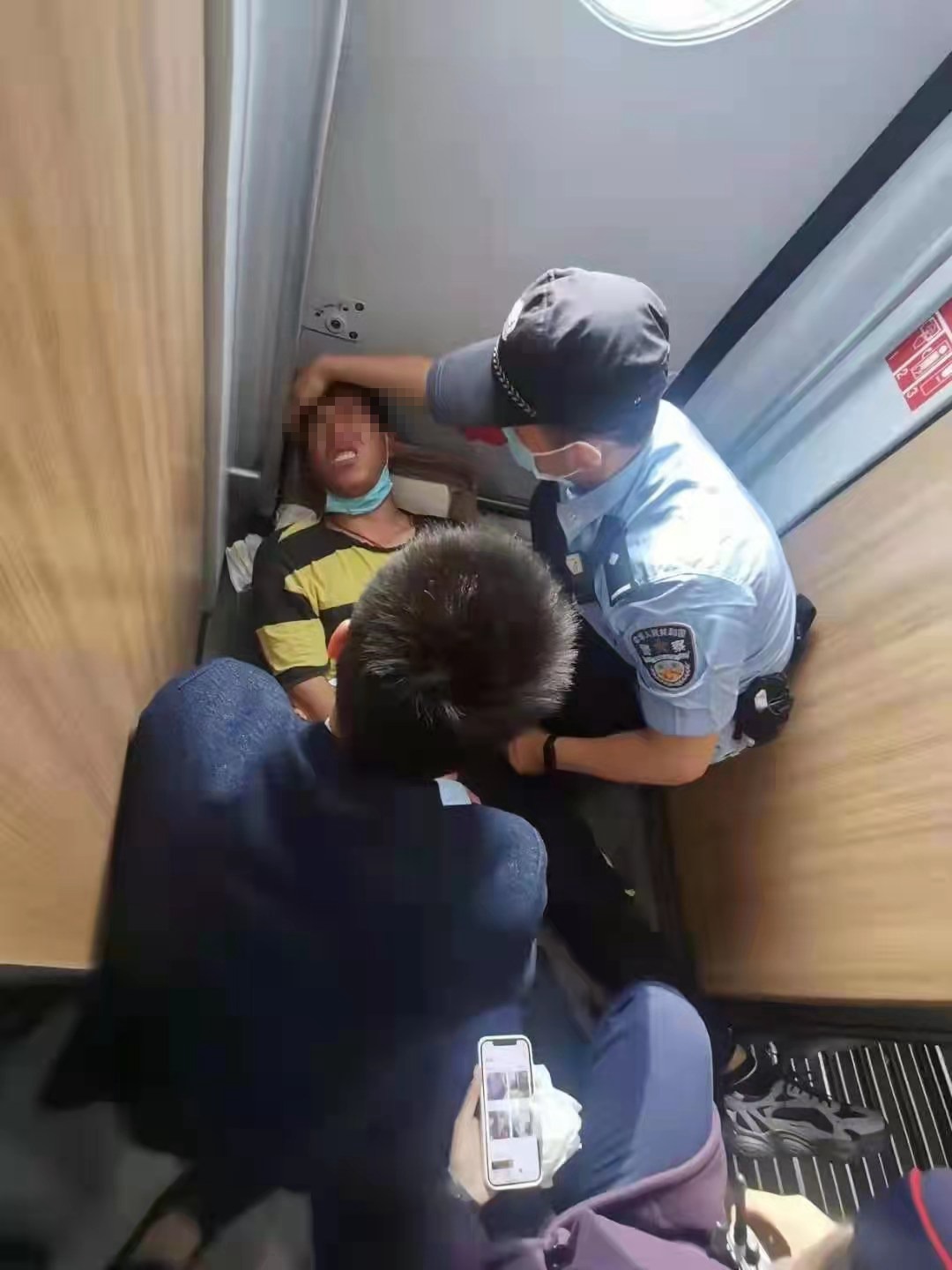 一男子列车上突发癫痫 危急时刻警民合力救助