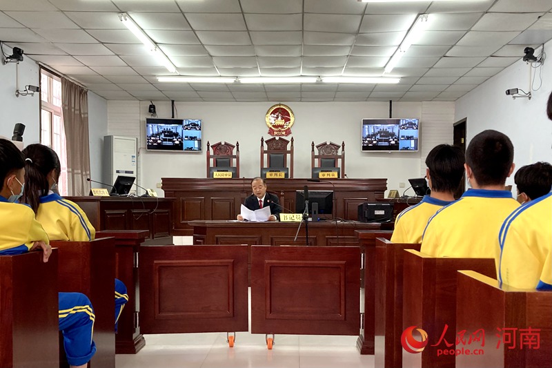 河南鄢陵“小法官”走进模拟法庭 “零距离”学法