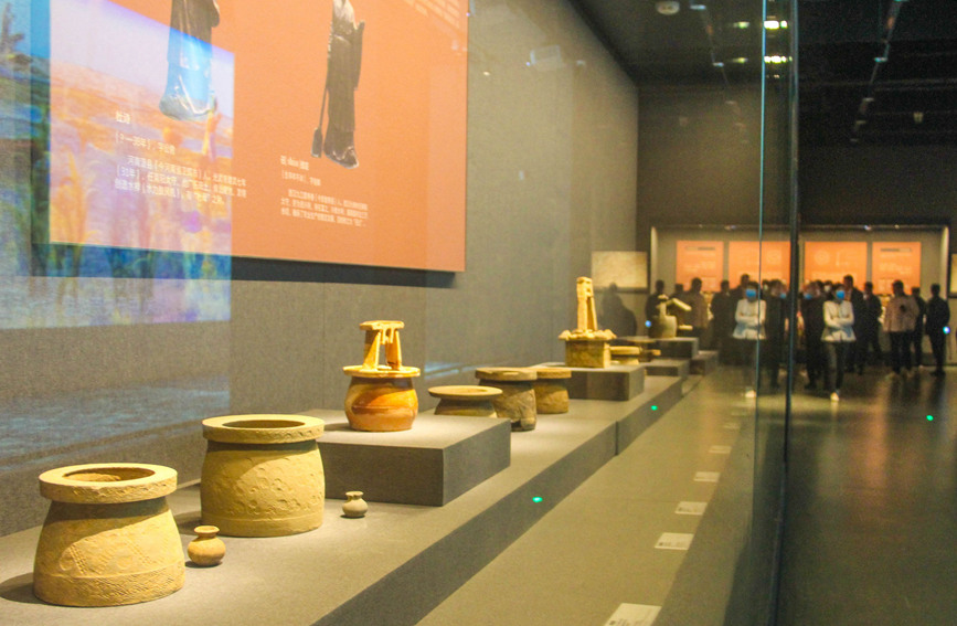 河南省南阳市博物馆内，游客在参观文物展览。高嵩摄