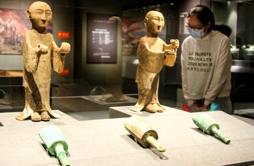 河南省南阳市博物馆内，游客在参观陶俑文物展览。高嵩摄