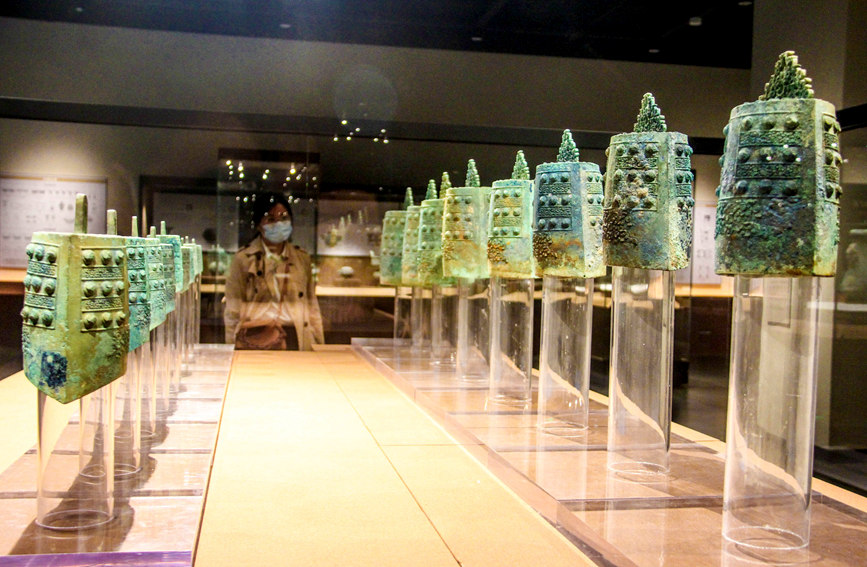 河南省南阳市博物馆内，游客在参观青铜器文物展览。高嵩摄