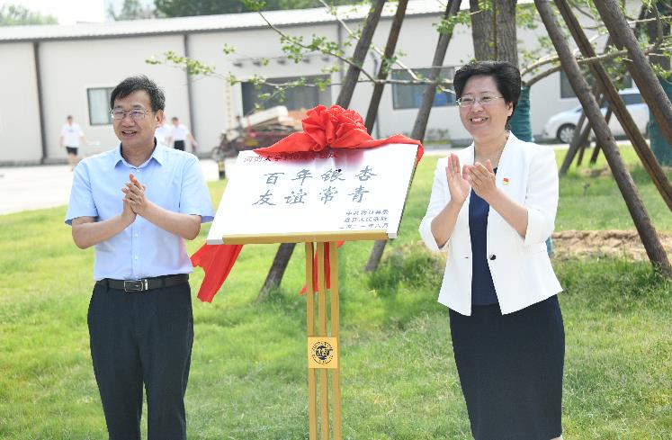 本次座谈会,汇聚了来自河南大学各部门近70名受邀领导和嘉宾,嵩县县委