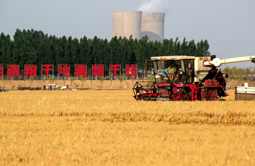 现代化农机作支撑，加快麦收进程。 商水县农业农村局供图