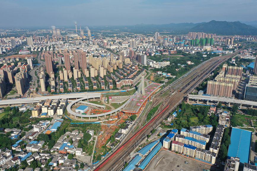 9点40分，大桥静待“华丽转身”。郝光摄