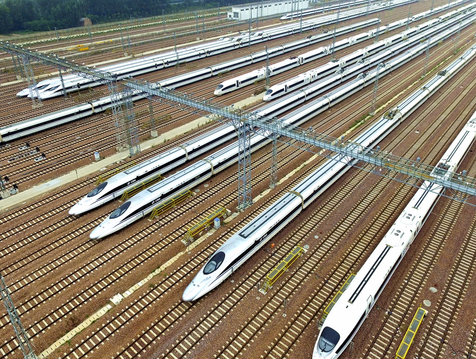 鄭州高鐵站停靠的高鐵列車。霍亞平攝